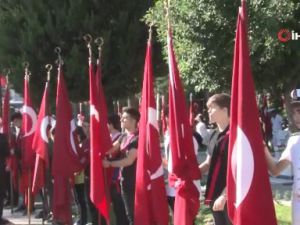 Dünyadaki zulme verdiğiniz cevap bugün birilerinin kulağına hala küpedir