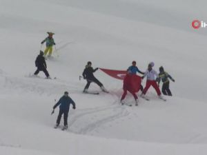 Alanya’da kayak festivali renkli görüntülere sahne oldu