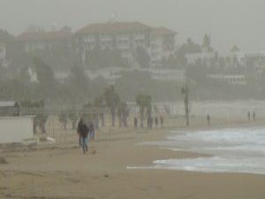 Manavgat’ın üzerini toz bulutları kapladı