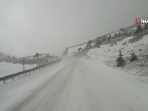 Antalya-Konya karayolunda kar yağışı trafiği aksattı