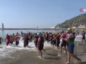 Alanya’da 274 sporcu triathlonda ter döktü